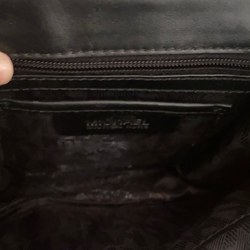 Michael Kors Leather Bag Featuring Crossbody Strap - Picture 5 of 9